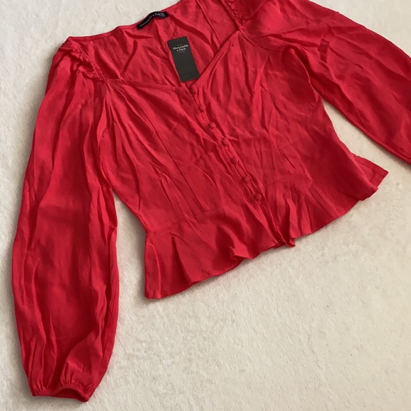 {NWT} Abercrombie & Fitch | Button Front Portrait Neckline Crop Top Pink (XS) - Picture 3 of 13